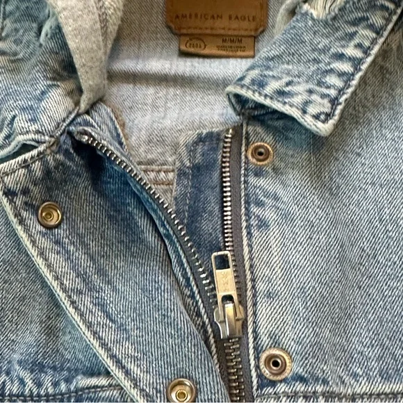 ๐ AMERICAN EAGLE Cropped Raw Hem Hooded Distressed Denim Jean Jacket Size Medium - Picture 6 of 10